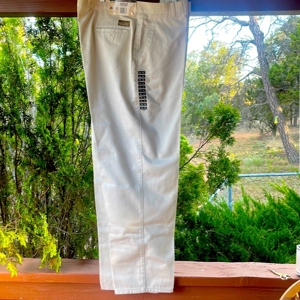 Haggar Mens Khaki Flat Front Pants 38W x 30L NWT